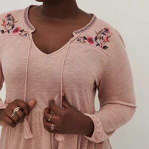 TORRID Womens Size 1 Babydoll Knit Notch Neck Embroidered Long Sleeve Top